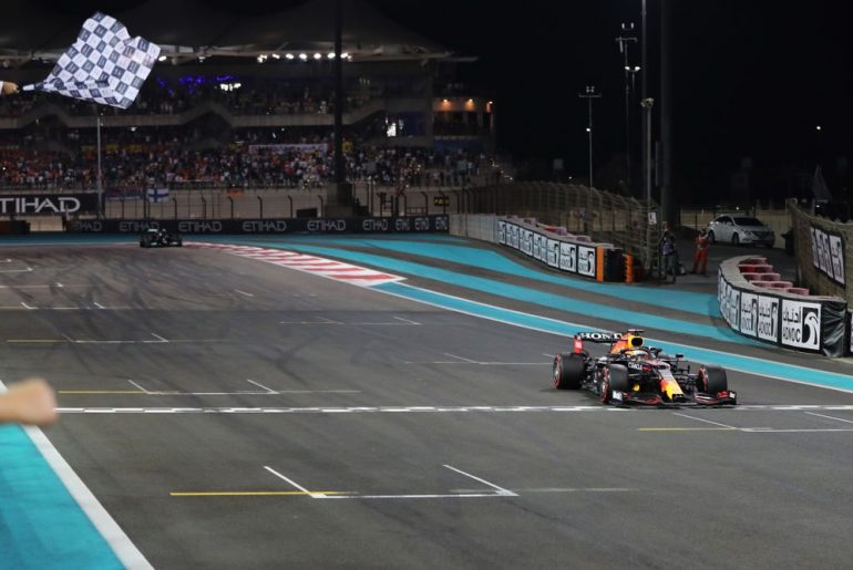 Verstappen passa Hamilton na última volta, vence GP de Abu Dhabi e é campeão da F1
